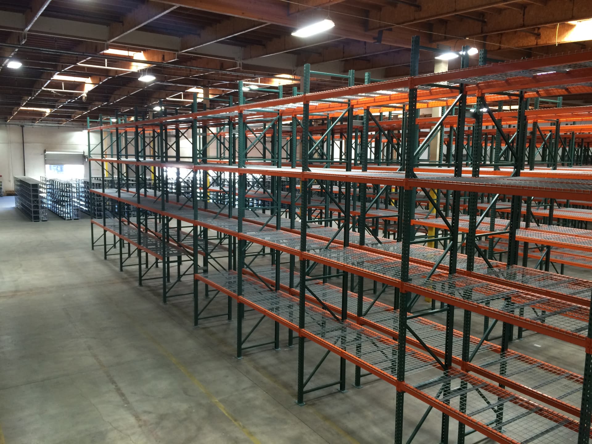 Multiple rows of selective pallet rack with wire decking