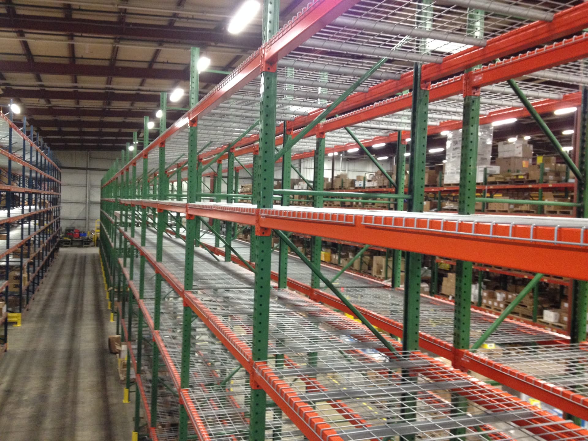 Selective pallet rack aisle with wire decking in a distribution center